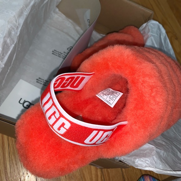 Ugg Fluff Yeah Slide- Bright Red, new in box never worn.. super cozy Size 7/7.5 - Picture 3 of 7